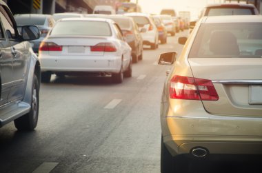 trafik sıkışıklığı otomobil yolda rush hour sırasında satırlarla