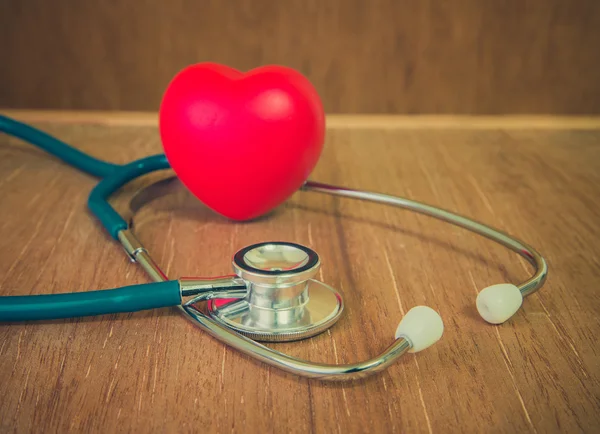 Czerwone serce i stetoskop na drewniane tła — Zdjęcie stockowe
