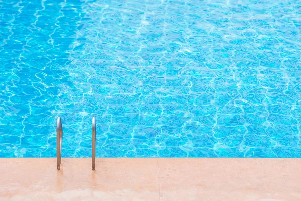 Blå swimmingpool på hotel med trappe - Stock-foto