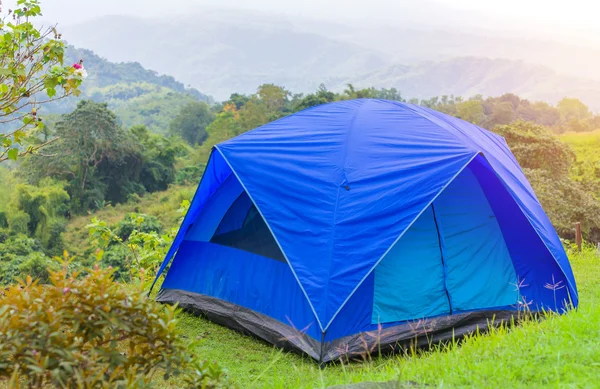 Tenda de acampamento no acampamento no parque nacional — Fotografia de Stock