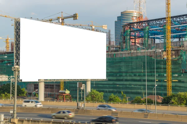 Tom billboard redo för ny annons på vägen med Constru — Stockfoto