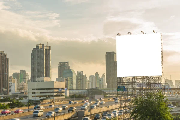 Большой пустой рекламный щит на фоне городского пейзажа — стоковое фото