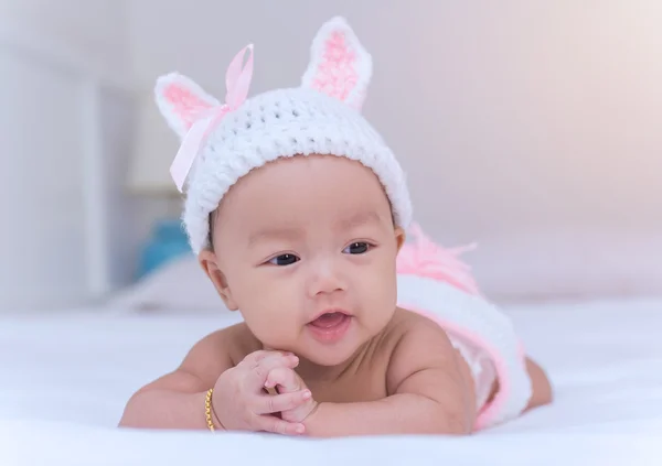 Retrato de bebê recém-nascido bonito menina na cama — Fotografia de Stock