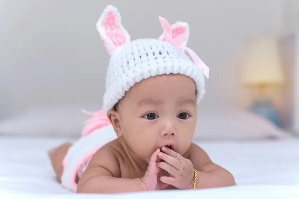 Retrato de bebê recém-nascido bonito menina na cama — Fotografia de Stock