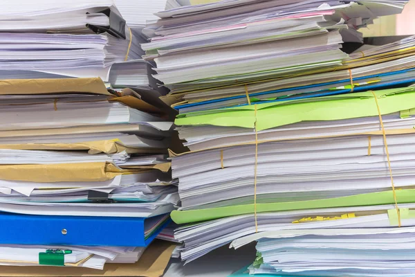 Montón de documentos en el escritorio se apilan a la espera de ser gestionado — Foto de Stock