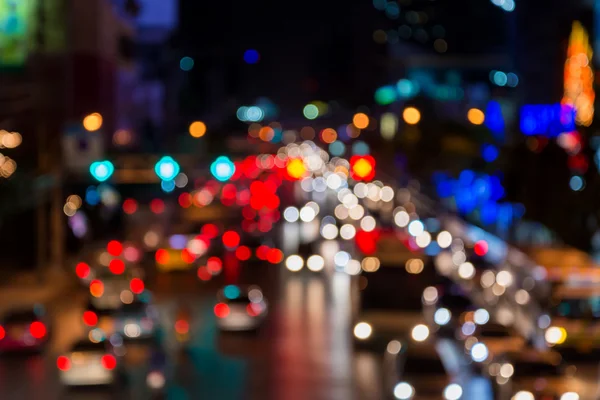 Abstém bokeh borrão de engarrafamento da noite na estrada na cidade — Fotografia de Stock