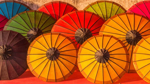 Parapluie dans un marché tropical, Luang Prabang au Laos — Photo