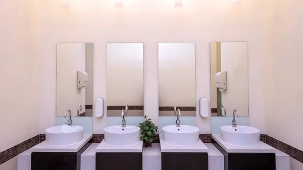 Bacias brancas no interior do banheiro com telhas graníticas — Fotografia de Stock