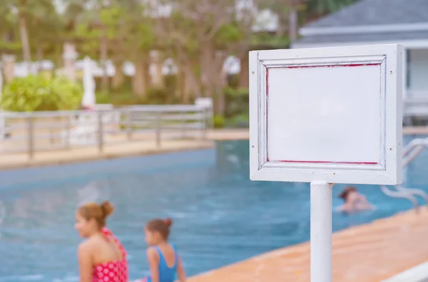 Vide de pancarte près d'une piscine — Photo