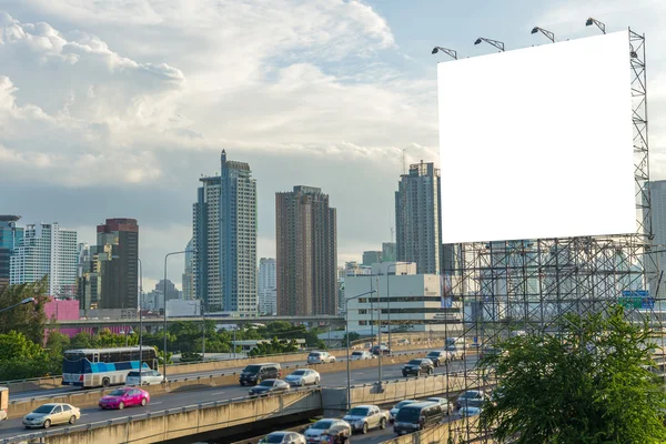 关于建设在城市视图背景大空白广告牌 — 图库照片
