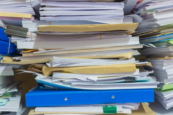 Montón de documentos en el escritorio se apilan a la espera de ser gestionado. —  Fotos de Stock