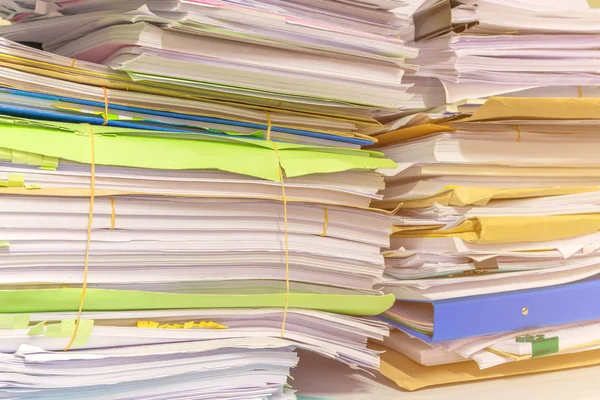 Stapel documenten op het bureau stapelen zich op hoog wachten om te worden beheerd — Stockfoto