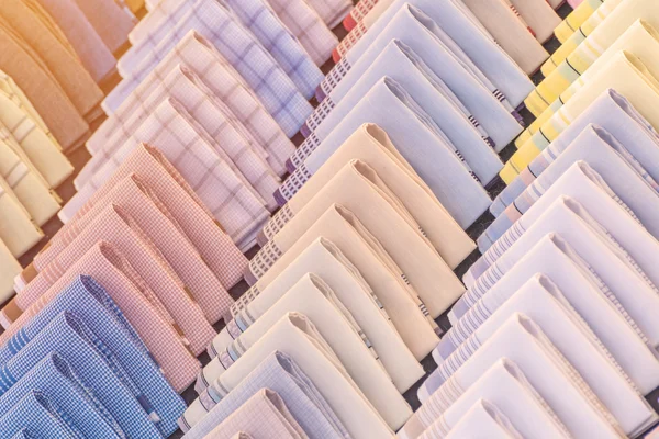 Kleurrijke zakdoek opknoping op de muur — Stockfoto