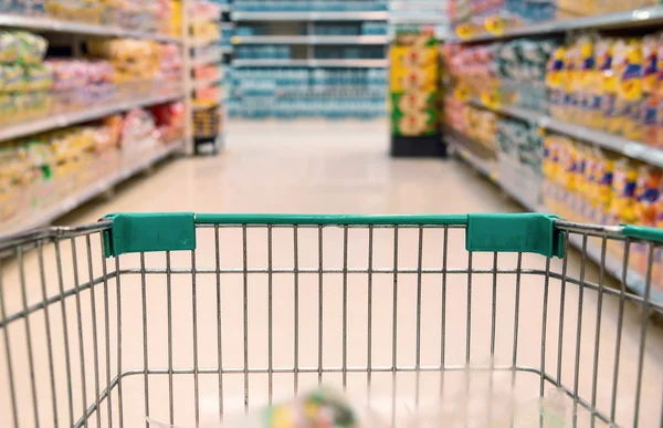 Nahaufnahme von Einkaufswagen für Einkäufe im Supermarkt Stockbild