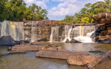 Şelale derin yağmur ormanları orman içinde. Tadtonwaterfall Chaiyaphum