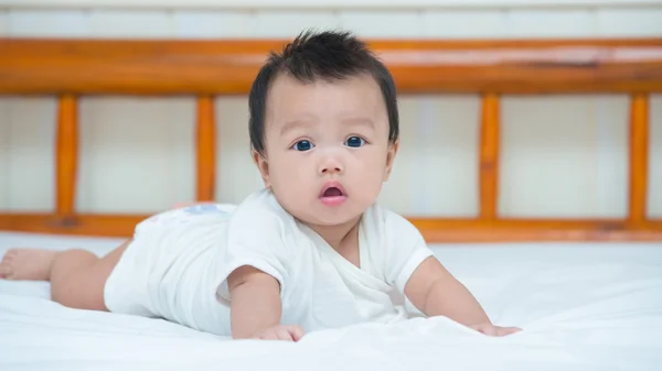 Retrato de bebê recém-nascido bonito menina na cama — Fotografia de Stock