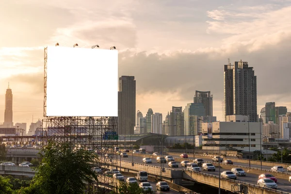 Gran cartel en blanco en el edificio en el fondo de vista de la ciudad —  Fotos de Stock