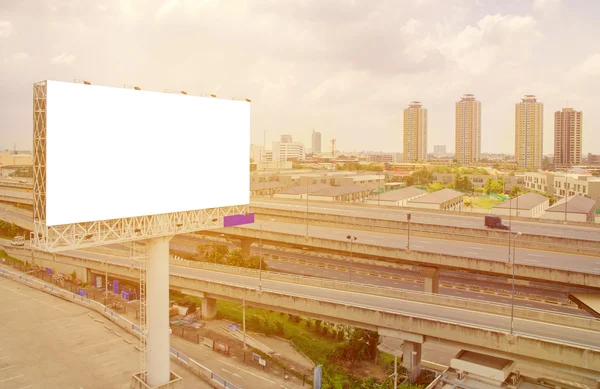 Große leere Plakatwand mit Hintergrund mit Stadtblick — Stockfoto