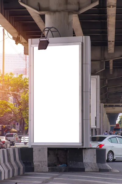 Μεγάλο κενό πινακίδα στο δρόμο με την πόλη προβολή φόντου — Φωτογραφία Αρχείου