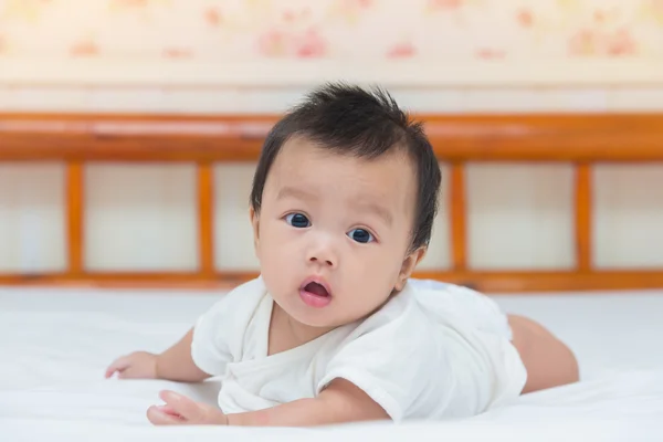 Retrato de bebê bonito menina na cama — Fotografia de Stock