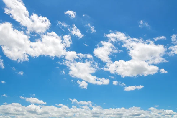 Голубое небо с облаками на фоне — стоковое фото