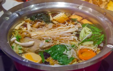 Deniz ürünleri Sukiyaki tencerede pişirilir