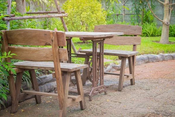 Tafels en stoelen vintage in park buiten — Stockfoto