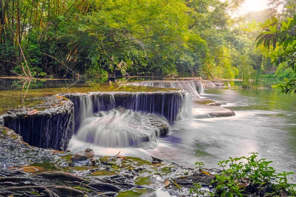 Wasserfall im Regenwald im Nationalpark — Stockfoto