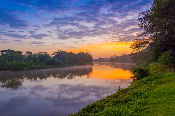 Mooie zonsopgang boven lake in de ochtend — Stockfoto