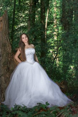 Yoğun bir orman içinde güzel gelin