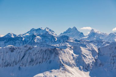 İsviçre Alplerinde kar kaplı Wetterhorn, Lauteraarhorn ve Finsteraarhorn