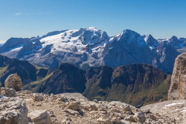 UNESCO 'nun dünya mirası Marmolada dağının mavi gökyüzü buzulu