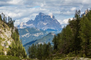 İtalya 'da Pelmo Dağı sonbaharda orman ve bulutlu dolomitler