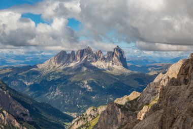 Dolomite arazisindeki Langkofel grubunun dağları