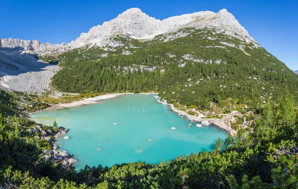 Barevná Zelená Voda Jezera Sorapis Italské Dolomitové Krajině Modrou Oblohou — Stock fotografie