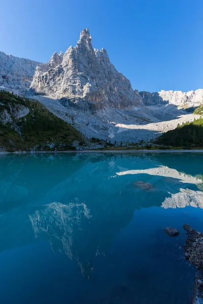 天蓝色的索拉皮斯湖绿水映照出第多第欧山的最高峰 — 图库照片