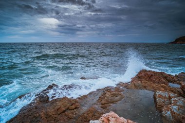 Pürüzsüz Dalga ve Kaya manzaralı bir deniz. Tatil seyahatinde deniz manzarası dinlenme zamanı..
