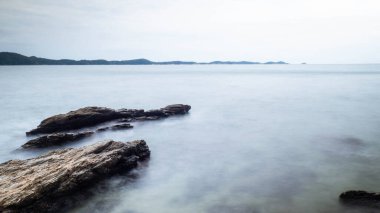 Pürüzsüz Dalga ve Kaya manzarası ile Denizin Uzun Maruziyeti. Seascape 'in doğası tatil sezonu dinlenme zamanı.