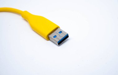 Sarı Kullanıcı Kablosu Mikro Usb beyaz arkaplanda izole edildi