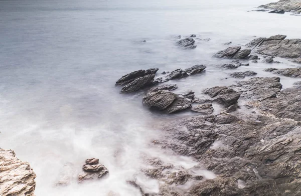 Long Exposure Sea Smooth Wave Και Rock Τοπίο Φύση Της — Φωτογραφία Αρχείου