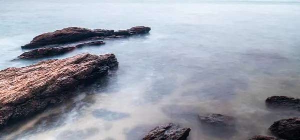 Lange Belichtung Des Meeres Mit Sanften Wellen Und Felslandschaft Natur — Stockfoto