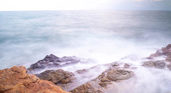 Lange Belichtung Des Meeres Mit Sanften Wellen Und Felsen Natur — Stockfoto