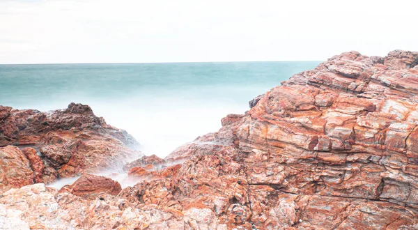 Lange Belichtung Des Meeres Mit Sanften Wellen Und Felsen Natur — Stockfoto