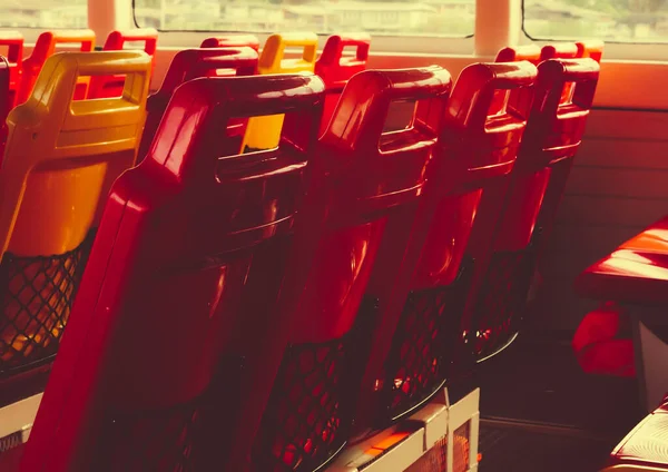 Hot Coloré Sièges Vides Sur Ferry Pour Voyager Long Rivière — Photo