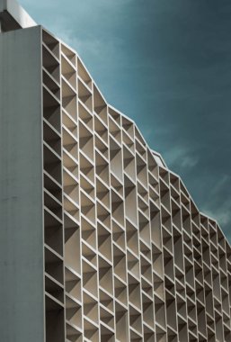 Deriler gölgelendirme bölünmesini gösteren modern tarzda solgunlaşır. Ön cephe mimari yükseklik tasarım gölgesi