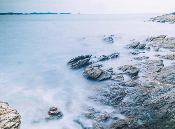 Long Exposure Sea Smooth Wave Και Rock Τοπίο Φύση Της — Φωτογραφία Αρχείου