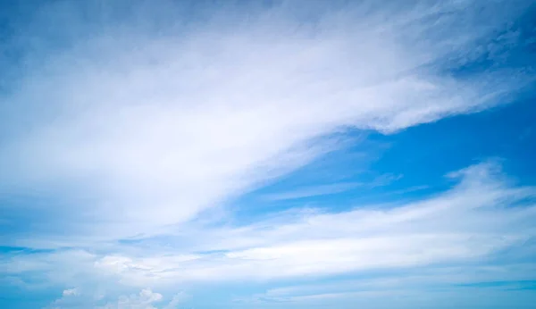 Cirrus Pelucheux Nuages Sur Ciel Bleu Abstrait Nature Météo Saison — Photo