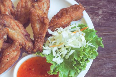 Baharatlı soslu Tayland usulü kızarmış tavuk. Tayland 'da seyahat yemekleri sokak yemekleriyle yenir..