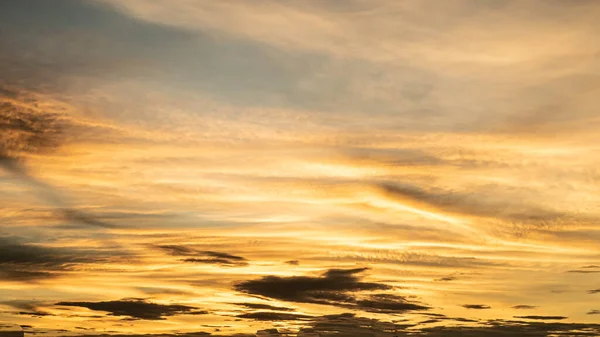 Dramatische Wolken Bij Zonsondergang Met Stadsgezicht Silhouet Abstract Seizoen Weer — Stockfoto