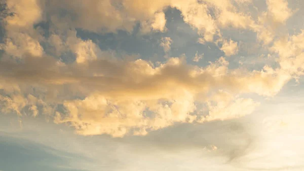 Dramatische Wolken Bij Zonsondergang Met Stadsgezicht Silhouet Abstract Seizoen Weer — Stockfoto